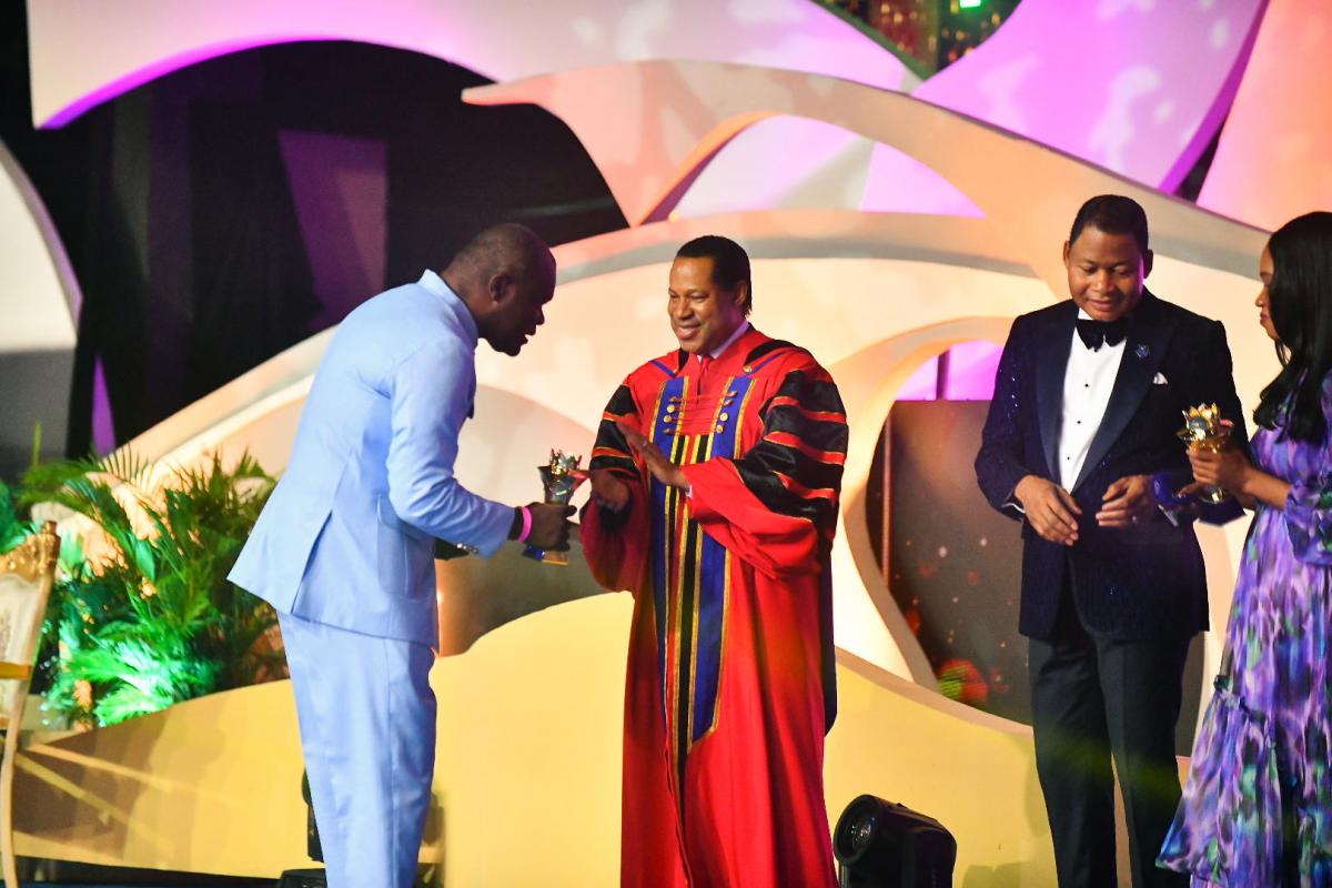 Bible Teacher Dr Solomon Appiah receiving Top 10 Presidential Award from President of LoveWorld Rev Chris Oyakhilome